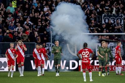 LIVE eredivisie | Wedstrijd FC Utrecht - Go Ahead definitief gestaakt na vuurwerk en gooien bekers
