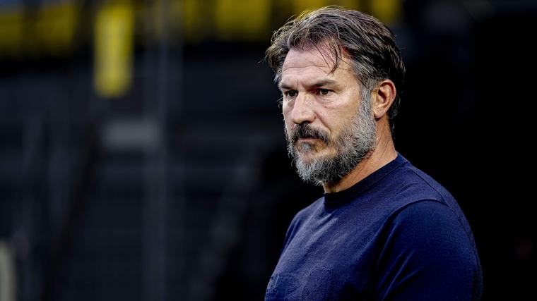 NAC neemt per direct afscheid van trainer Carl Hoefkens: ’Genoodzaakt deze stap te nemen’