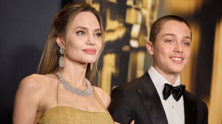 Angelina Jolie duikt met zoon op bij boksclub in Oekraïne
