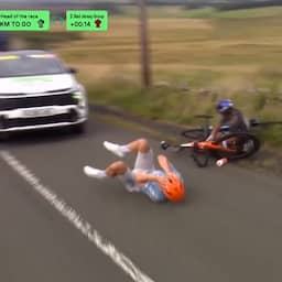 Video | Volgauto kan wielrenners net ontwijken in Ronde van Groot-Brittannië