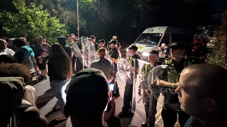 Demonstranten proberen migranten tegen te houden in Portsmouth