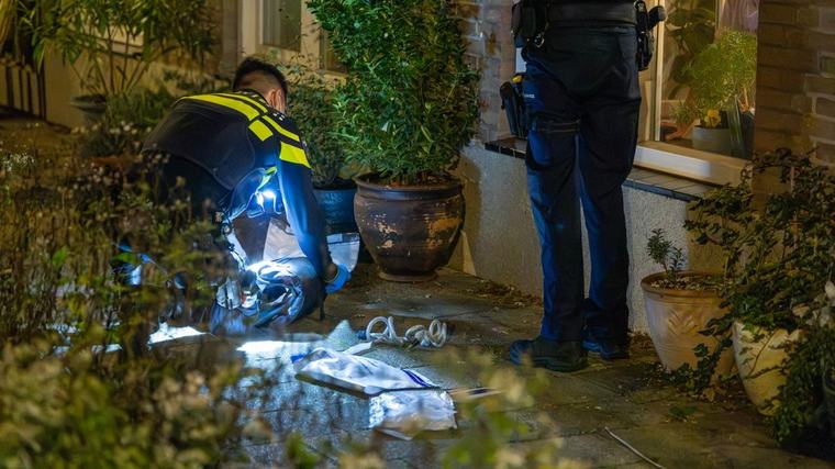 Bewoner staat oog in oog met inbreker en jaagt hem zijn huis uit