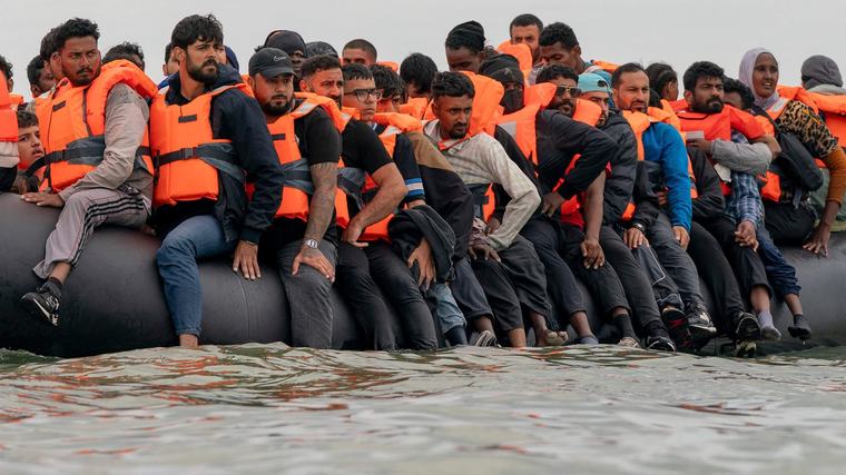 Boten met illegalen worden steeds groter: Britten betalen honderden miljoenen om ze tegen te houden