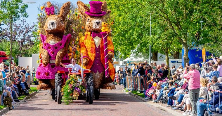In beeld: kleurrijke wagens sieren de straten tijdens Bloemencorso Eelde
