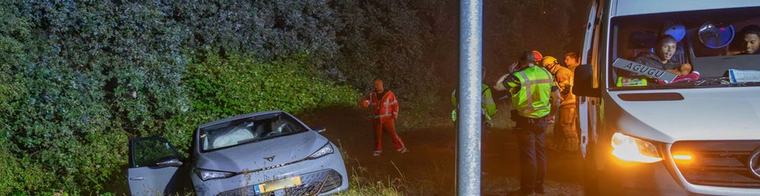 In stromende regen ontdekken Alex en Floris een gecrashte auto: 'Ga maar even droog zitten in onze bus'