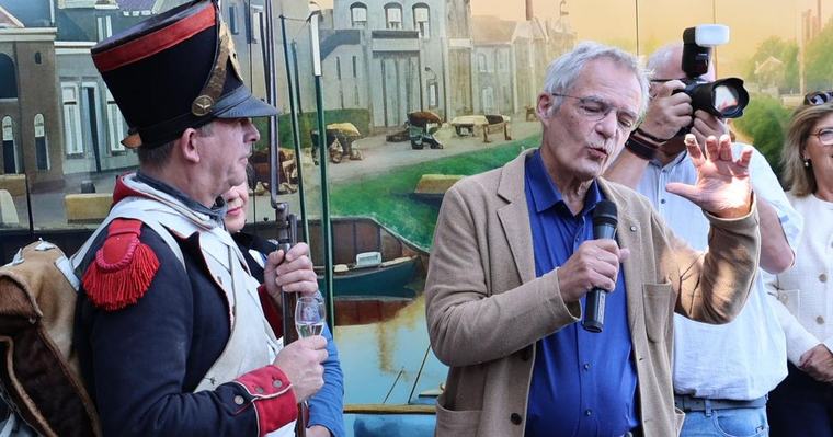 Herman Finkers vertelt het verhaal achter de mozaïeken in Almelose tunnel