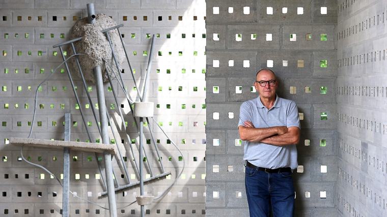 Ruud Kuijer (67) toont stoere sculpturen met ’bouwplaats-esthetiek’ in Rietveldpaviljoen: ’Ik ben al jaren verliefd op dit gebouw’