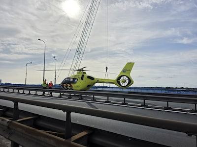 Ongeluk op Merwedebrug richting Breda, traumaheli landt op A27