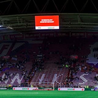 Eredivisieduel FC Utrecht-Go Ahead Eagles gestaakt na gooien met vuurwerk