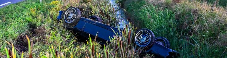 Auto belandt op z'n kop in sloot