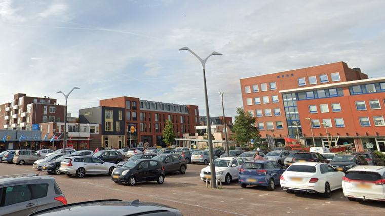 VVD slaat alarm over drinkers die samenscholen bij winkels in Delfzijl. ’Ze trekken bij hun auto een blik bier open’