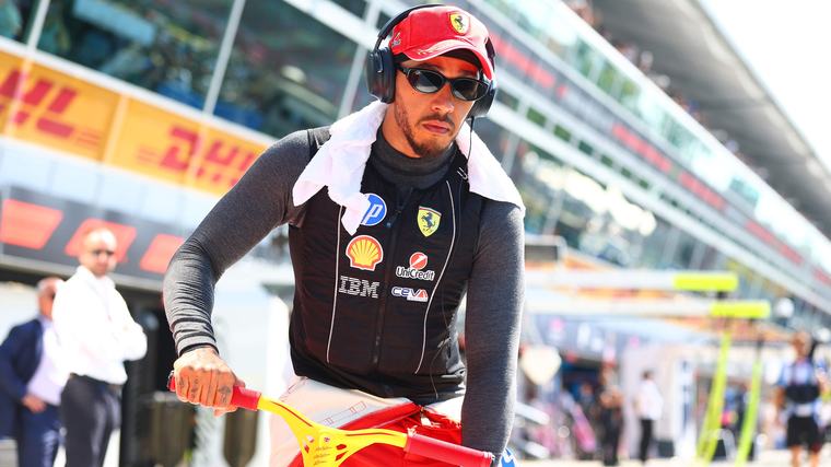 Lewis Hamilton zeer kritisch op tactiek Ferrari: ’Er zijn hier geen afspraken’