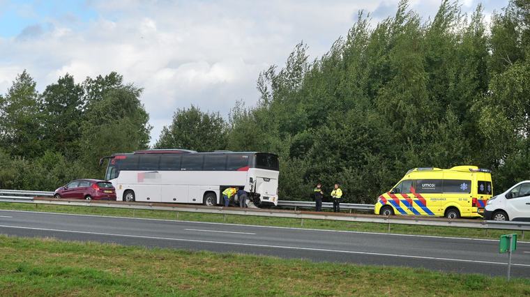 Bestelbus botst op touringcar op A28, weg weer vrijgegeven