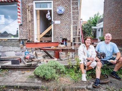 Tranen van opluchting bij Astrid nu het scheefgezakte huis weer recht staat : ‘Dit kan nooit meer omvallen’