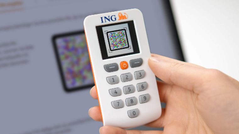 Albert Jan (62) uit Foxhol wil niet aan de smartphone. Maar zijn bank, de ING, maakt het hem moeilijk