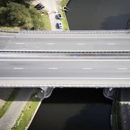 Zand en grind weggespoeld bij brug A28, weg voor onbepaalde tijd dicht