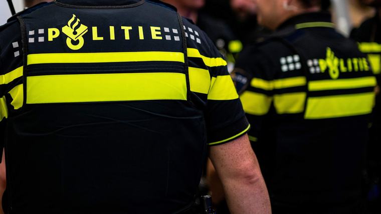 Dronken vrouw (40) rijdt in op Rotterdams terras, drie mensen aangehouden