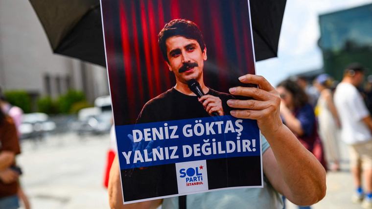 Populaire komiek riskeert lange celstraf omdat hij beledigende grappen maakte over president Erdogan