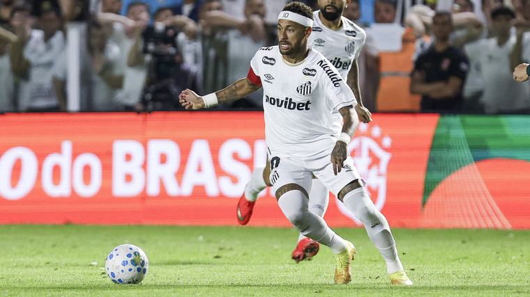 Boze Neymar haalt op sociale media hard uit naar medewerker Santos: ’Slechtste veld ooit’