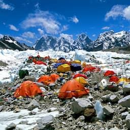 Gletsjer bij Mount Everest smelt sneller door warme urine van bergbeklimmers