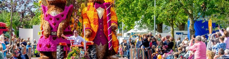 In beeld: kleurrijke wagens sieren de straten tijdens Bloemencorso Eelde