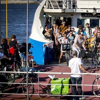 Opinie Fietsersbond: ‘Amsterdam heeft fietsers van en naar Noord te afhankelijk gemaakt van ponten’