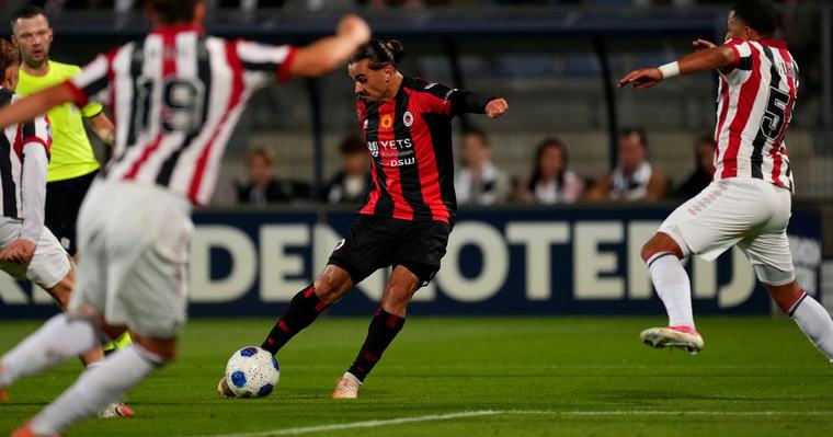 LEES TERUG: Yegoian scoort op aangeven van keeper; Mooie avond voor Excelsior (0-3)