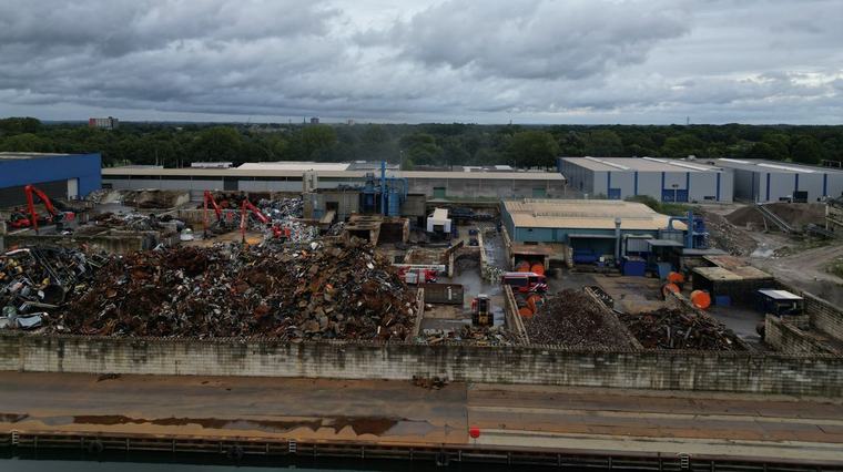 112 Nieuws: Grote industriebrand bij recyclebedrijf in Almelo
