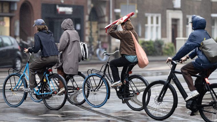 Zomerse temperaturen slaan om in nat herfstweer: veel regen en stevige wind