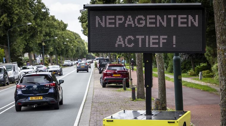 Nepagenten gaan langs de deuren in Assen