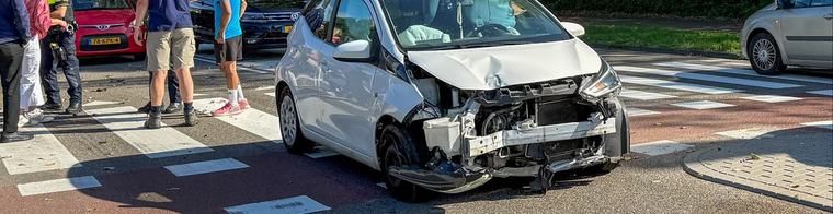 Auto knalt op paal, vrouw aangehouden voor rijden onder invloed