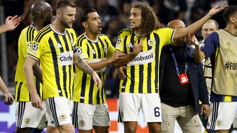Knokpartij met fan van tegenstander komt Fenerbahçe-middenvelder Mattéo Guendouzi duur te staan