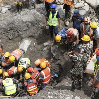 Nog tientallen mensen in tunnel Nepal waaruit tweetal werd gered
