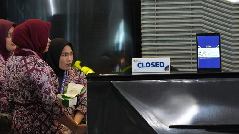 Vulkaan Krakatau en bosbranden bedreigen Indonesië, 270.000 mensen gestrand en luchthavens verlengen sluiting
