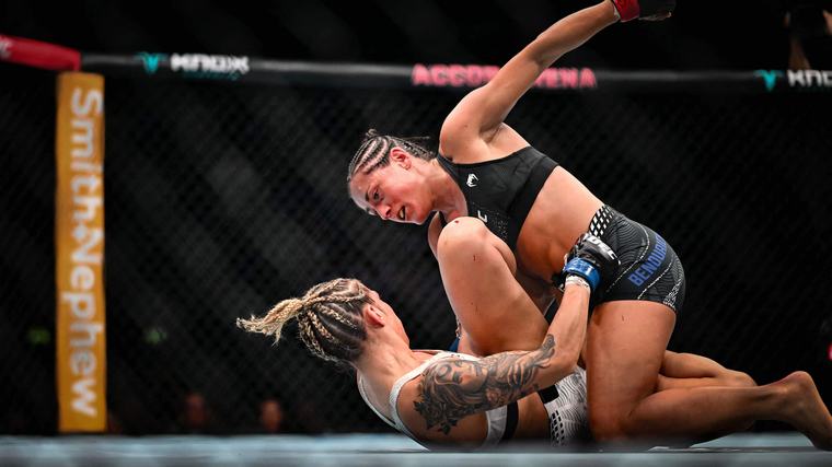 Gezicht UFC-debutante Sofia Montenegro tot bloedens toe kapotgeslagen: ’Sorry, ik weet niet hoe ik moet opgeven’