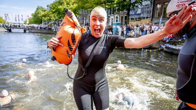 Marieke Elsinga lacht om zichzelf op voorpagina krant: 'Haal je een keer de krant, is het met deze foto'