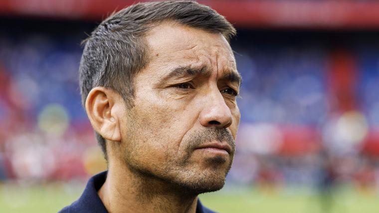 Feyenoord-trainer Giovanni van Bronckhorst spreekt zich uit over mogelijke transfer Anis Hadj Moussa