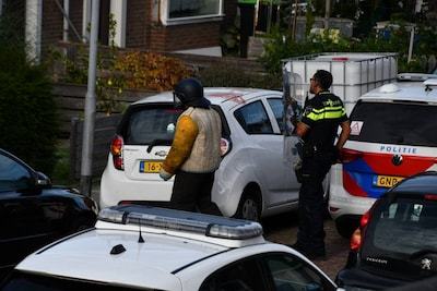 Agressieve hond valt mensen aan op straat in Middelburg, zwaargewond slachtoffer klimt op auto