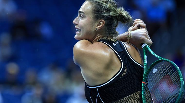 Tennisvedette Aryna Sabalenka verbijsterd na vraag journalist over vermeende feestjes: ’Jullie zijn echt een grap’
