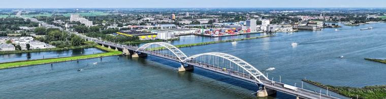 Nog steeds honderden vrachtwagens per dag over Merwedebrug ondanks verbod