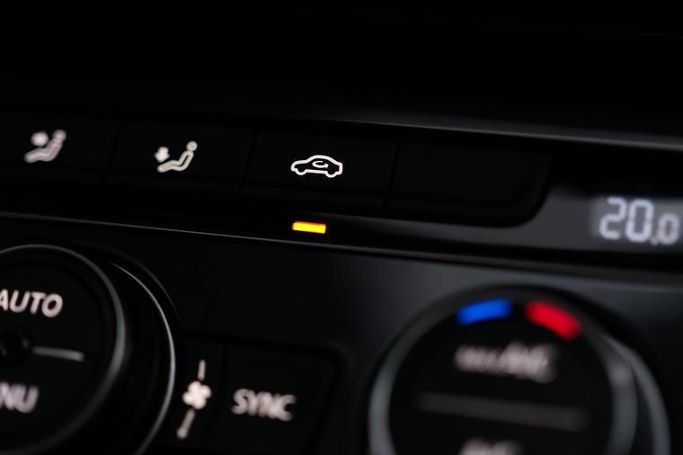 Wat is deze knop in je auto en hoe bespaar je daar flink benzine mee?