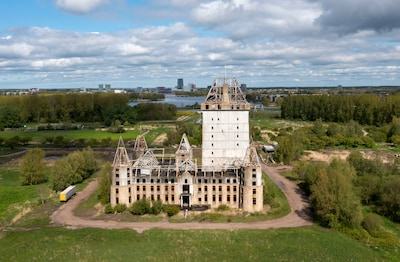 Miljoenenkasteel langs de A6 bij Almere gaat na 25 jaar tegen de vlakte