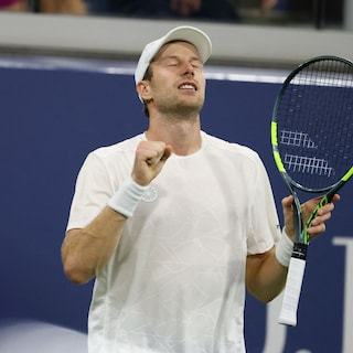 Tennisser Van de Zandschulp toont enorme veerkracht en bereikt kwartfinales US Open