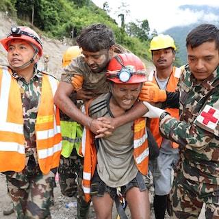 Twee mannen na negen dagen levend uit tunnel gered in Nepal, dodental opgelopen tot meer dan 1200