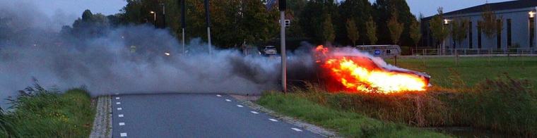 Auto gaat in vlammen op