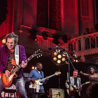 Ronnie Wood (79) brengt in Paradiso geen vocaal vuurwerk, maar optreden is enthousiast en aangenaam ongedwongen