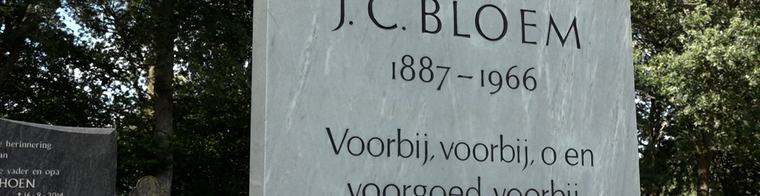 'J.C. Bloem is dood, leve zijn poëzie'; fans bezoeken graf in Kop van Overijssel