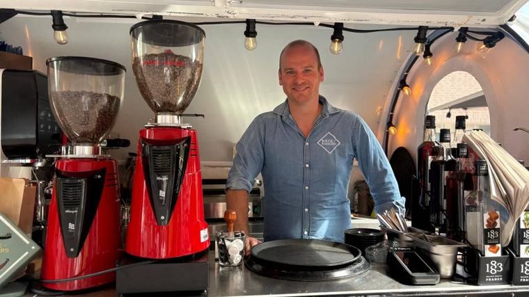 Twee maanden na de brand serveert Tom weer koffie: 'Zat even in een dip'