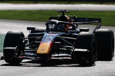 Kopzorgen voor Max Verstappen na tweede training: ‘We kijken vannacht naar wat we met de auto kunnen doen’