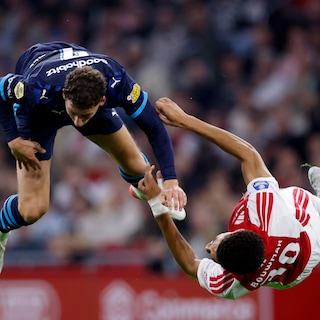 Scheids­rech­ters­baas kraakhel­der over veelbespro­ken beuk bij Ajax - PSV: ‘Lichaam is hier wapen, dus rood’